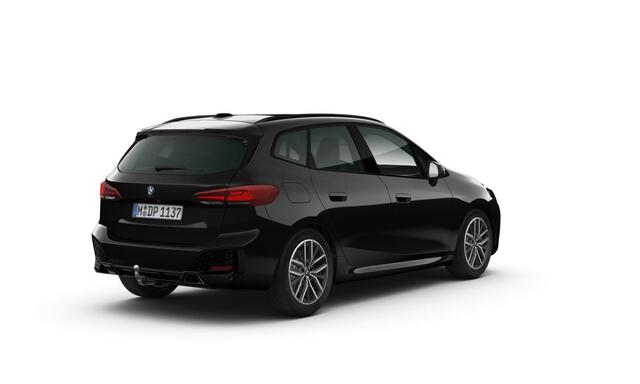 BMW 2-SERIE Active Tourer 223i M-Sport / Trekhaak / Driving Assistant Plus / Glazen Panoramadak / Getint Glas