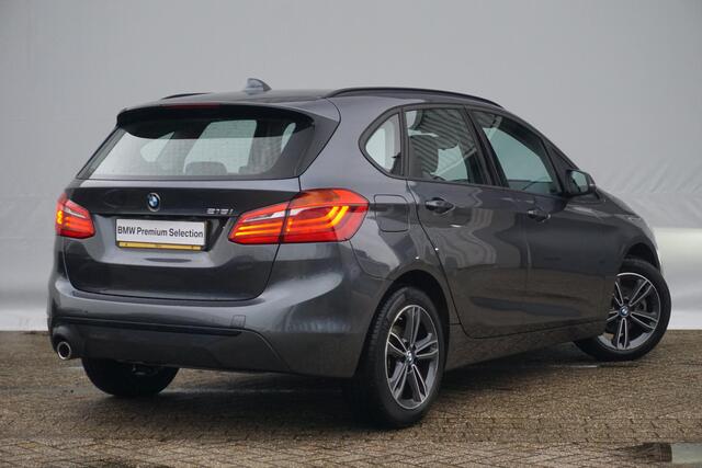 BMW 2-SERIE Active Tourer 218i Sport Line | Head-Up Display / HIFI / Parking Pack / Stoelverwarming / Cruise Control / Elektrische achterklep