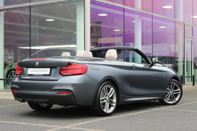 BMW 2-SERIE Cabrio 220i High Executive M Sport Automaat / Achteruitrijcamera / Sportstoelen / M Sportonderstel / Navigatie Professional / Stoelverwarming