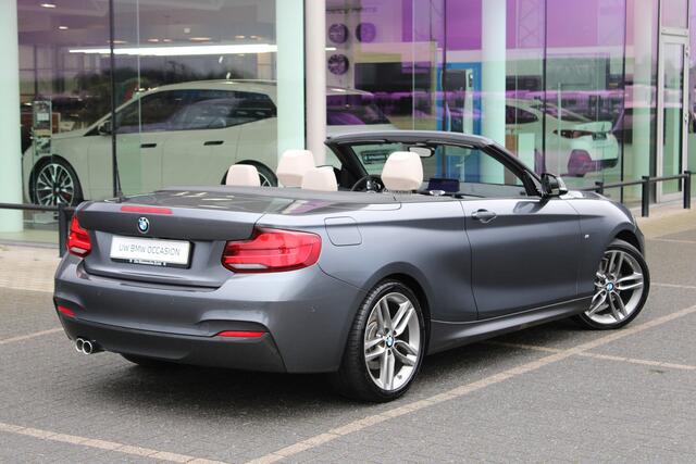 BMW 2-SERIE Cabrio 220i High Executive M Sport Automaat / Achteruitrijcamera / Sportstoelen / M Sportonderstel / Navigatie Professional / Stoelverwarming