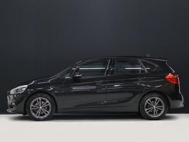 BMW 2-SERIE Active Tourer 218i High Executive M Sport [TREKHAAK, HARMAN/KARDON, CRUISE CONTROL, BLUETOOTH TELEFOON, HUD, ACHTERUITRIJCAMERA, PDC V+A, BMW LED, NIEUWSTAAT]