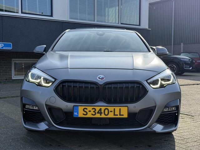 BMW 2-SERIE Gran Coupé 220i M-SPORT| BOMVOL! | HARMAN KARDON| PANO| FROZEN GREY| STOEL+ STUURVERWARMING| DEALER OH. | ORIGINEEL NEDERLANDS| KUIPSTOELEN| LEER | 19 INCH!