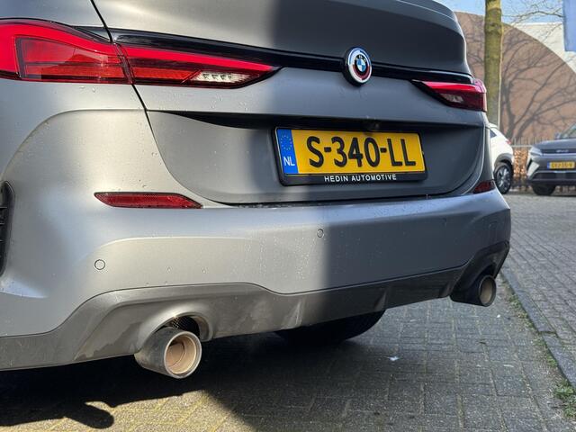 BMW 2-SERIE Gran Coupé 220i M-SPORT| BOMVOL! | HARMAN KARDON| PANO| FROZEN GREY| STOEL+ STUURVERWARMING| DEALER OH. | ORIGINEEL NEDERLANDS| KUIPSTOELEN| LEER | 19 INCH!