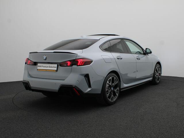 BMW 2-SERIE Gran Coupé 220 M Sportpakket Pro | Panoramadak | Harman Kardon | Parkeercamera | 18"