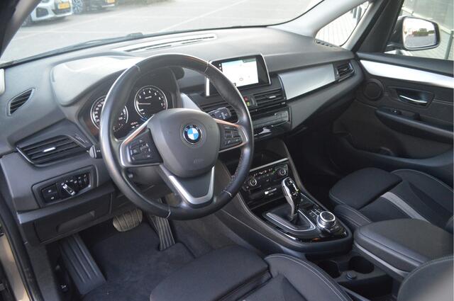 BMW 2-SERIE Active Tourer 220i Executive Automaat / Sportstoelen / LED / Cruise Control / PDC / Elek. achterklep / Navigatie