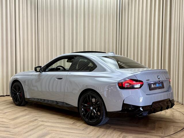 BMW 2-SERIE Coupé M240i xDrive *Brooklyn Grey* Schuif-/Kanteldak HUD / Harman/Kardon / Stuurverwarming / Keyless / Carplay / Camera / Leder / Cruise / 19'' LMV