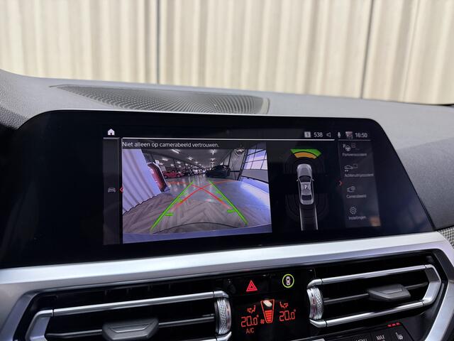 BMW 2-SERIE Coupé M240i xDrive *Brooklyn Grey* Schuif-/Kanteldak HUD / Harman/Kardon / Stuurverwarming / Keyless / Carplay / Camera / Leder / Cruise / 19'' LMV