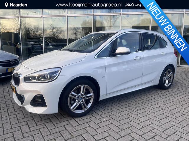 BMW 2-SERIE Active Tourer 220i High Executive Launch Edition Panorama dak|192 Pk| Trekhaak| Headup|Automaat| zeer nette auto!!
