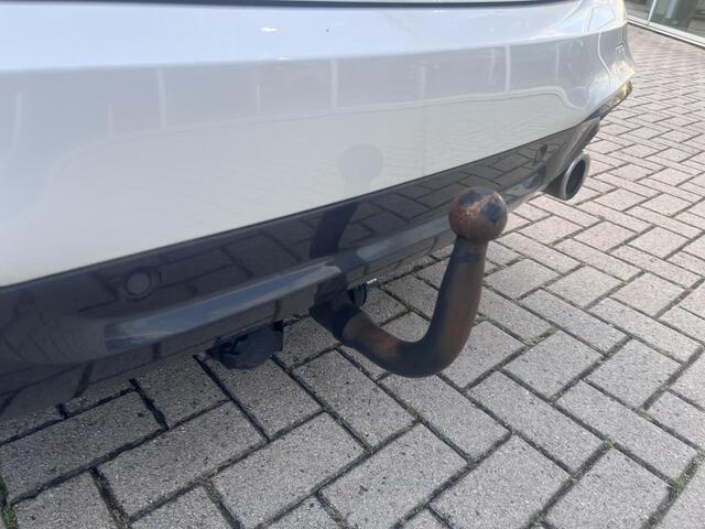 BMW 2-SERIE Active Tourer 220i High Executive Launch Edition Panorama dak|192 Pk| Trekhaak| Headup|Automaat| zeer nette auto!!
