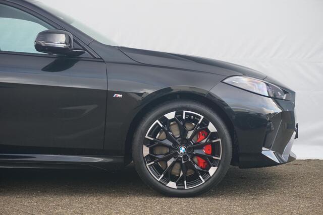 BMW 2-SERIE Gran Coupé M235 xDrive | Driving Assistant Professional / Head-up / Rondomzicht Camera's / M sportstoelen / Elektrische Stoelen + Memory