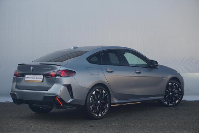 BMW 2-SERIE Gran Coupé M235 xDrive M Sport Pro / Trekhaak / Panoramadak / Driving Assistant Professional / Head-up / Rondomzicht Camera's / M sportstoelen / Elektrische Stoelen + Memory