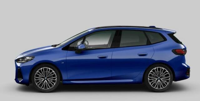 BMW 2-SERIE Active Tourer 220i M Sport - Trekhaak - Panoramadak - Driving Assistant Professional - Head up - Harman Kardon - Sportstoelen - INNOVATION PACK - Elektrisch verwarmde voorstoelen - Getinte Ruiten -