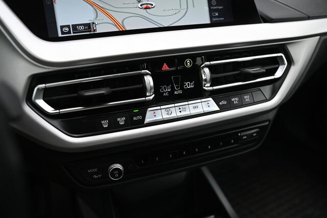 BMW 2-SERIE Gran Coupé 220i Executive Automaat / Navigatie / Adaptieve LED / Live Cockpit Professional / Cruise Control / Extra getint glas achter