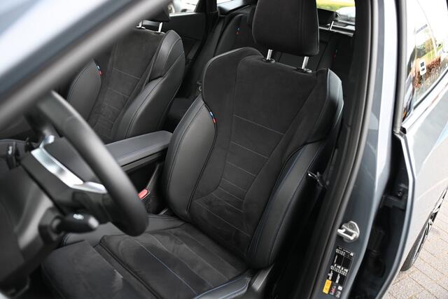 BMW 2-SERIE Active Tourer 230e xDrive M Sport Automaat / Trekhaak / Panoramadak / Sportstoelen / Achteruitrijcamera / Harman-Kardon / Stoelverwarming