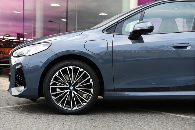BMW 2-SERIE Active Tourer 230e xDrive M Sport Automaat / Trekhaak / Panoramadak / Sportstoelen / Achteruitrijcamera / Harman-Kardon / Stoelverwarming