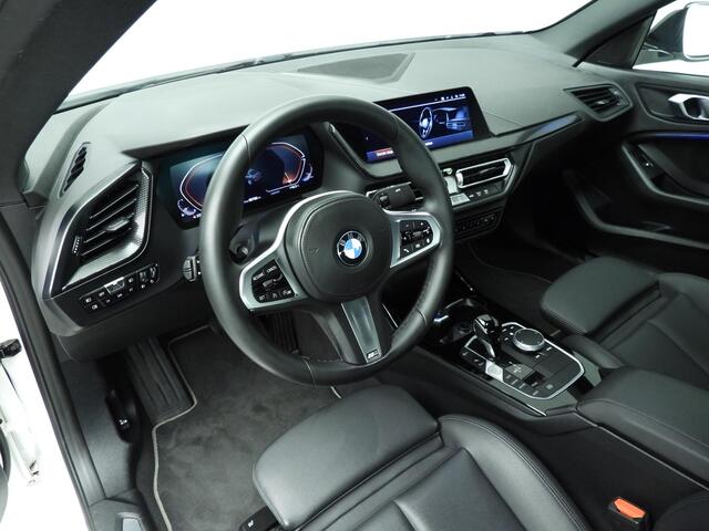 BMW 2-SERIE Gran Coupe 218i | LED | Navigatie | Sportstoelen | Trekhaak | DAB | Hifi speakers | Alu 17 inch