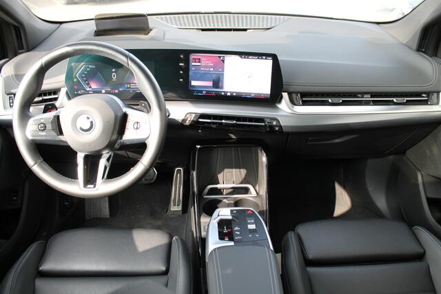 BMW 2-SERIE Active Tourer 225e xDrive Automaat / Panoramadak / Adaptief M Onderstel / Sportstoelen / Stoelverwarming / Adaptieve LED / Parking Assistant Plus / Head-Up