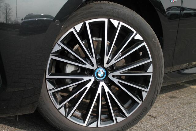 BMW 2-SERIE Active Tourer 225e xDrive Automaat / Panoramadak / Trekhaak / Adaptief M Onderstel / Sportstoelen / Stoelverwarming / Parking Assistant Plus / Head-Up / Adaptieve LED