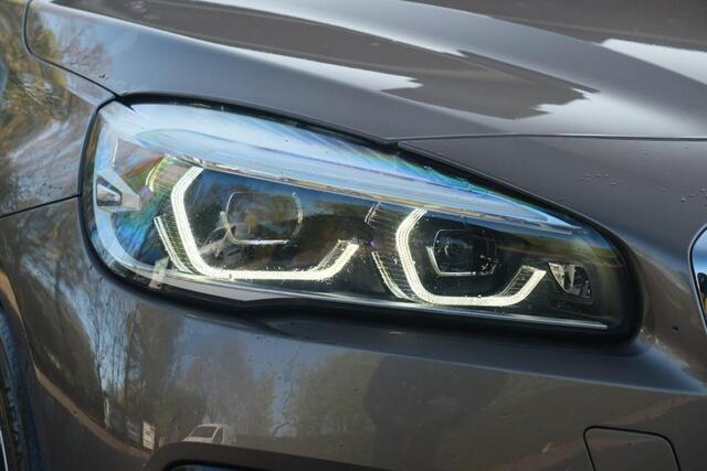 BMW 2-SERIE Active Tourer 225xe iPerformance High Executive | SOH 87% | Navi | App Connect | Panoramadak | Keyless | Harman Kardon | Elektrische Achterklep | Camera