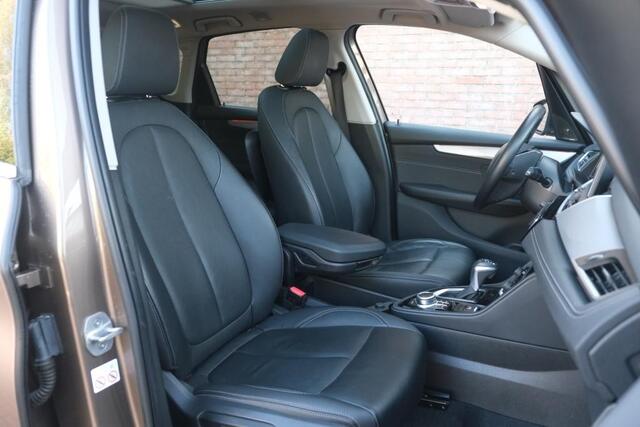 BMW 2-SERIE Active Tourer 225xe iPerformance High Executive | SOH 87% | Navi | App Connect | Panoramadak | Keyless | Harman Kardon | Elektrische Achterklep | Camera