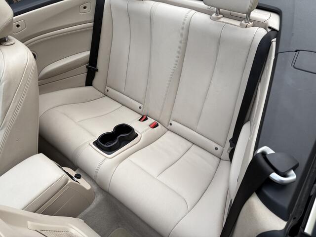 BMW 2-SERIE Cabrio 220i High Executive / AUTOMAAT / NAVI / HARMAN KARDON / LEER / LUXURY / 1E EIGENAAR