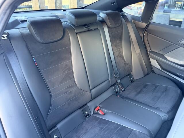 BMW 2-SERIE Gran Coupé 220 AUT M-Sport | Pano | Kuipstoelen | H&K | Driving assistant p