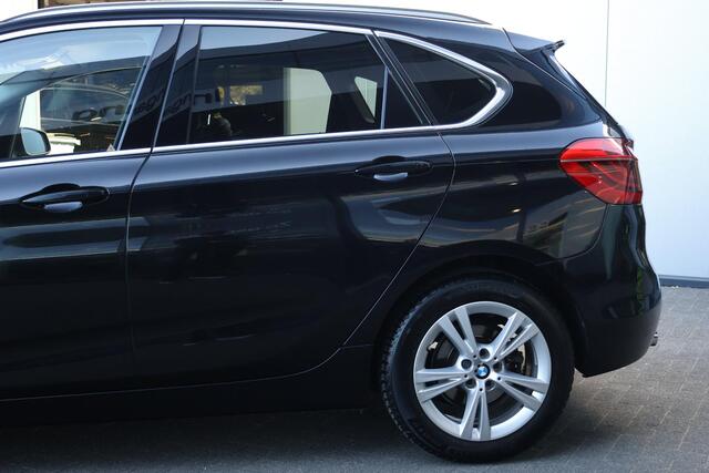 BMW 2-SERIE Active Tourer 220i High Executive / Headup / Sportstoelen