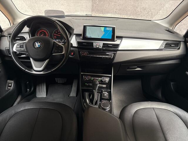 BMW 2-SERIE Active Tourer 218i High Executive Automaat (GROOT NAVI, HEAD-UP DISPLAY, CLIMATE, LEDER, STOELVERWARMING, CAMERA, SPORTSTOELEN, GETINT GLAS, CRUISE, NIEUWE APK, NIEUWSTAAT)