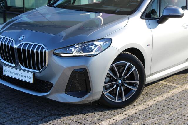 BMW 2-SERIE Active Tourer 220i M Sport Automaat / Trekhaak / Achteruitrijcamera / Adaptieve LED / Comfort Access / M Adaptief onderstel / Parking Assistant / Stoelverwarming