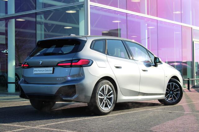 BMW 2-SERIE Active Tourer 220i M Sport Automaat / Trekhaak / Achteruitrijcamera / Adaptieve LED / Comfort Access / M Adaptief onderstel / Parking Assistant / Stoelverwarming