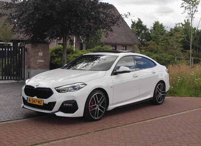 BMW 2-SERIE Gran Coupé 218i High Executive Edition | M-Performance Pakket | Panoramadak | Camera | Trekhaak | Sfeerverlichting | Apple Carplay |