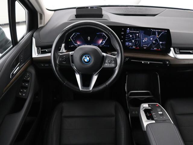 BMW 2-SERIE Active Tourer 225e xDrive Luxury Line | SOH 95,1% | Trekhaak | Leder | Full LED | Head Up| Keyless | Navigatie | Carplay | 17" | Stoelverwarming | 360 Camera | Adaptive Cruise