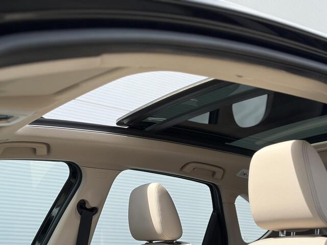 BMW 2-SERIE Active Tourer 218i High Executive / Trekhaak ( 1300 kg ) / Parking Pack / Panorama dak /