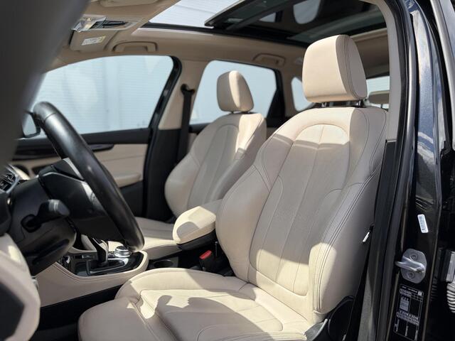 BMW 2-SERIE Active Tourer 218i High Executive / Trekhaak ( 1300 kg ) / Parking Pack / Panorama dak /