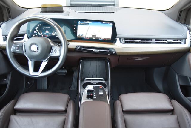 BMW 2-SERIE Active Tourer 220i * Panoramadak * Sportstoel * Stoelmemory * Trekhaak *