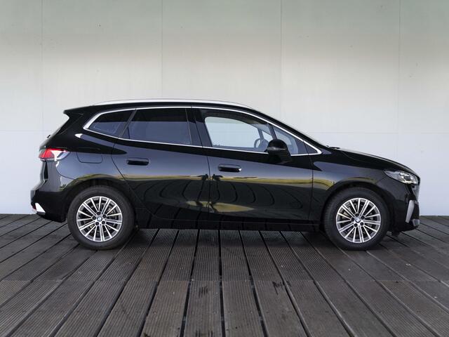 BMW 2-SERIE Active Tourer 218i | Luxury Line | Premium Pack | Comfort Pack | 17 inch | Comfort Access | Achteruitrijcamera | Sportstoelen | Trekhaak