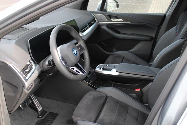 BMW 2-SERIE Active Tourer 225e xDrive M Sport Automaat / Panoramadak / Trekhaak / Sportstoelen / Adaptieve LED / M Adaptief onderstel / Head-Up / Parking Assistant Plus