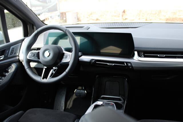 BMW 2-SERIE Active Tourer 225e xDrive M Sport Automaat / Panoramadak / Trekhaak / Sportstoelen / Adaptieve LED / M Adaptief onderstel / Head-Up / Parking Assistant Plus