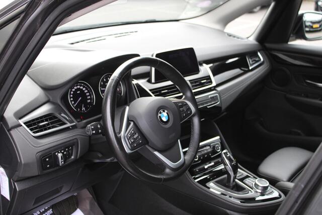 BMW 2-SERIE Active Tourer 220i Sport Line Automaat / Panoramadak / Sportstoelen / Achteruitrijcamera / LED / Stoelverwarming / Getint glas / Active Cruise Control