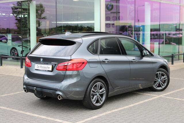 BMW 2-SERIE Active Tourer 220i Sport Line Automaat / Panoramadak / Sportstoelen / Achteruitrijcamera / LED / Stoelverwarming / Getint glas / Active Cruise Control