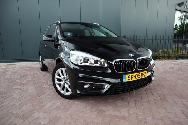 BMW 2-SERIE Active Tourer 220i High Executive Automaat Lederen Sportstoelen HUD Afneembare Trekhaak Etc. Etc.