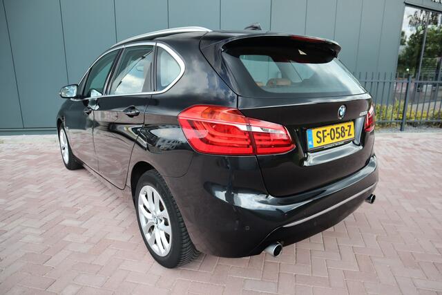 BMW 2-SERIE Active Tourer 220i High Executive Automaat Lederen Sportstoelen HUD Afneembare Trekhaak Etc. Etc.