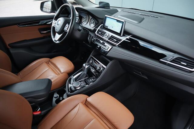 BMW 2-SERIE Active Tourer 220i High Executive Automaat Lederen Sportstoelen HUD Afneembare Trekhaak Etc. Etc.