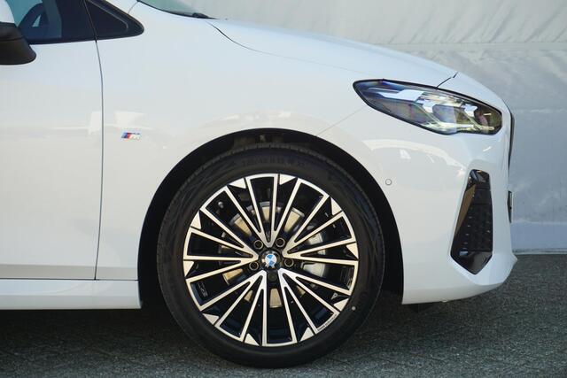 BMW 2-SERIE Active Tourer 220i | M Sportpakket | Panoramadak | Trekhaak | Harman Kardon | Driving Assistant