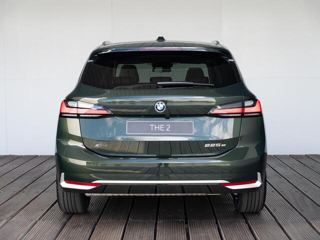 BMW 2-SERIE Active Tourer 225e xDrive | Luxury Line | Panoramadak | Elektrisch verstelbare stoelen | Head-Up Display | Trekhaak