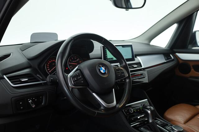 BMW 2-SERIE Active Tourer 218i Luxury High Ex. | Rijklaar! | Orig. NL | Trekhaak | HUD | Memory | Camera+PDC | Stoelverw. | Leder | Nav | Cruise | Keyless | LED | 17'' V