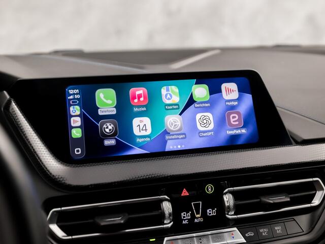 BMW 2-SERIE 218 M Sport Automaat (M PAKKET, KUIPSTOELEN, 1e EIGENAAR, APPLE CARPLAY, GROOT NAVI, GETINT GLAS, ALCANTARA, SFEERVERLICHTING, NIEUWSTAAT)
