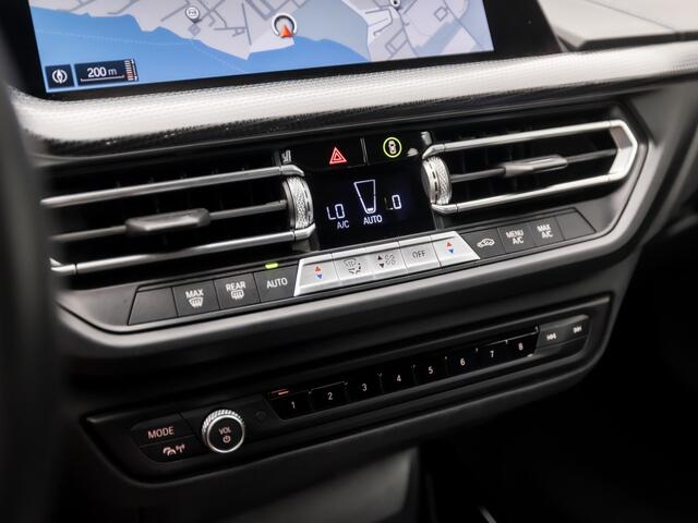 BMW 2-SERIE 218 M Sport Automaat (M PAKKET, KUIPSTOELEN, 1e EIGENAAR, APPLE CARPLAY, GROOT NAVI, GETINT GLAS, ALCANTARA, SFEERVERLICHTING, NIEUWSTAAT)