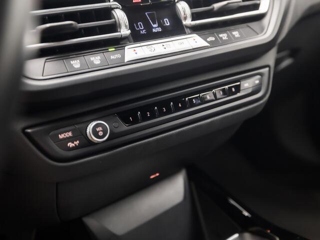 BMW 2-SERIE 218 M Sport Automaat (M PAKKET, KUIPSTOELEN, 1e EIGENAAR, APPLE CARPLAY, GROOT NAVI, GETINT GLAS, ALCANTARA, SFEERVERLICHTING, NIEUWSTAAT)