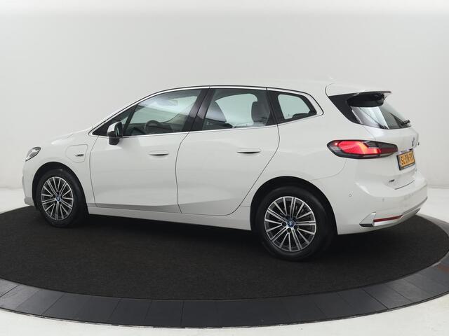 BMW 2-SERIE 225 e xDrive Luxury Line | SOH 91,6% | Leder | Carplay | Navigatie | Sfeerverlichting | Cruise control | Climate control | Camera | Park assist |